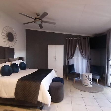 Roxy'S Rest Guest House Vanderbijlpark Esterno foto