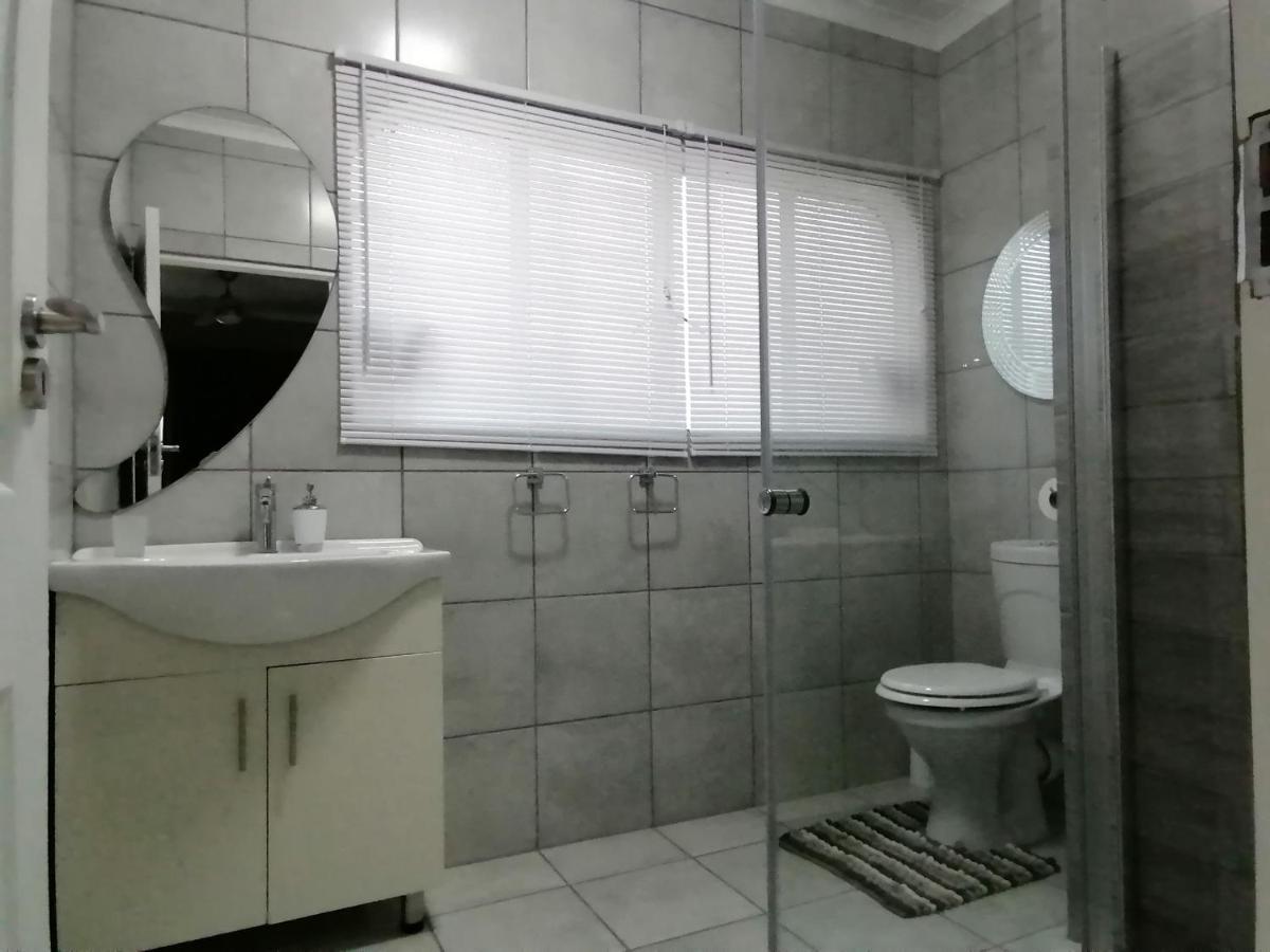 Roxy'S Rest Guest House Vanderbijlpark Esterno foto
