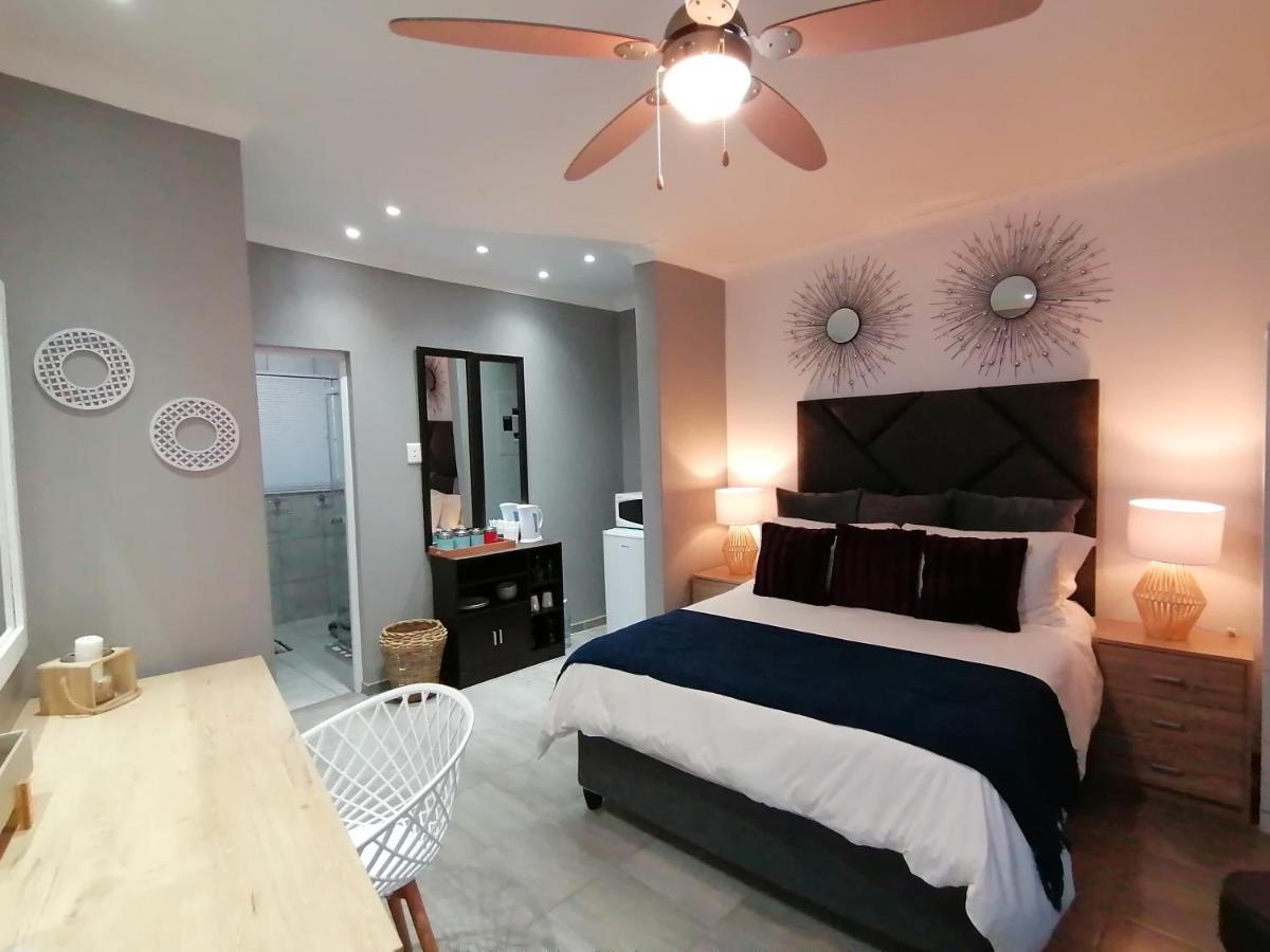 Roxy'S Rest Guest House Vanderbijlpark Esterno foto