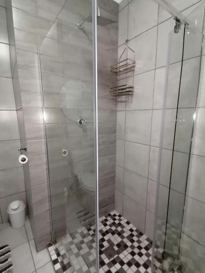Roxy'S Rest Guest House Vanderbijlpark Esterno foto