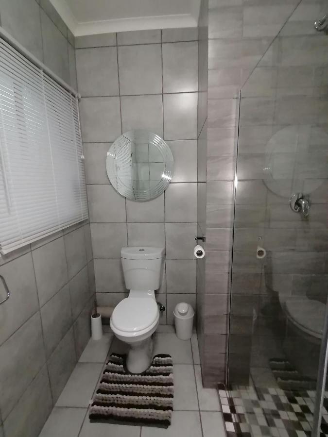 Roxy'S Rest Guest House Vanderbijlpark Esterno foto