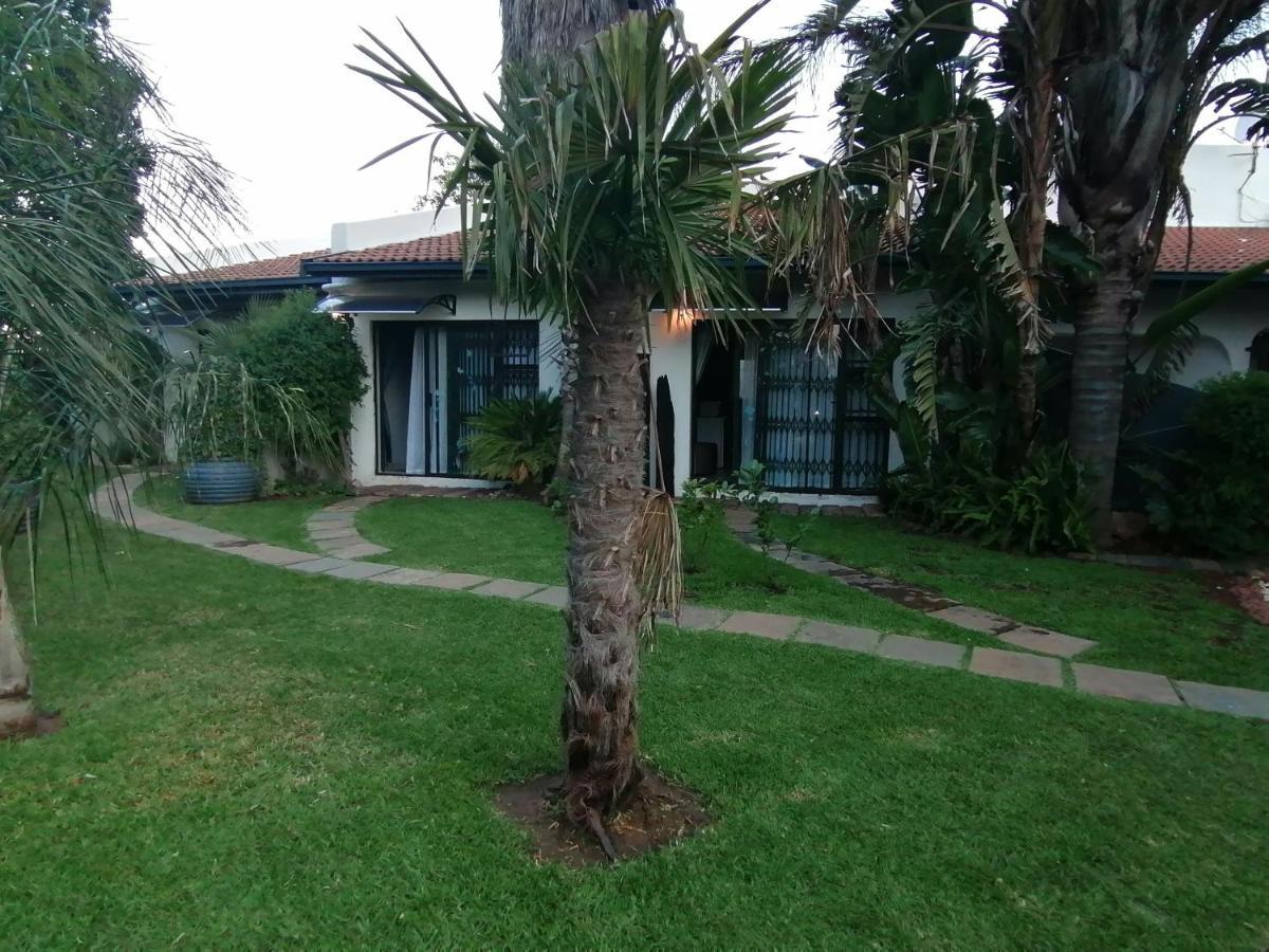 Roxy'S Rest Guest House Vanderbijlpark Esterno foto