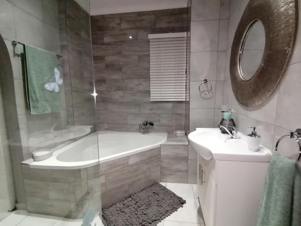 Roxy'S Rest Guest House Vanderbijlpark Esterno foto