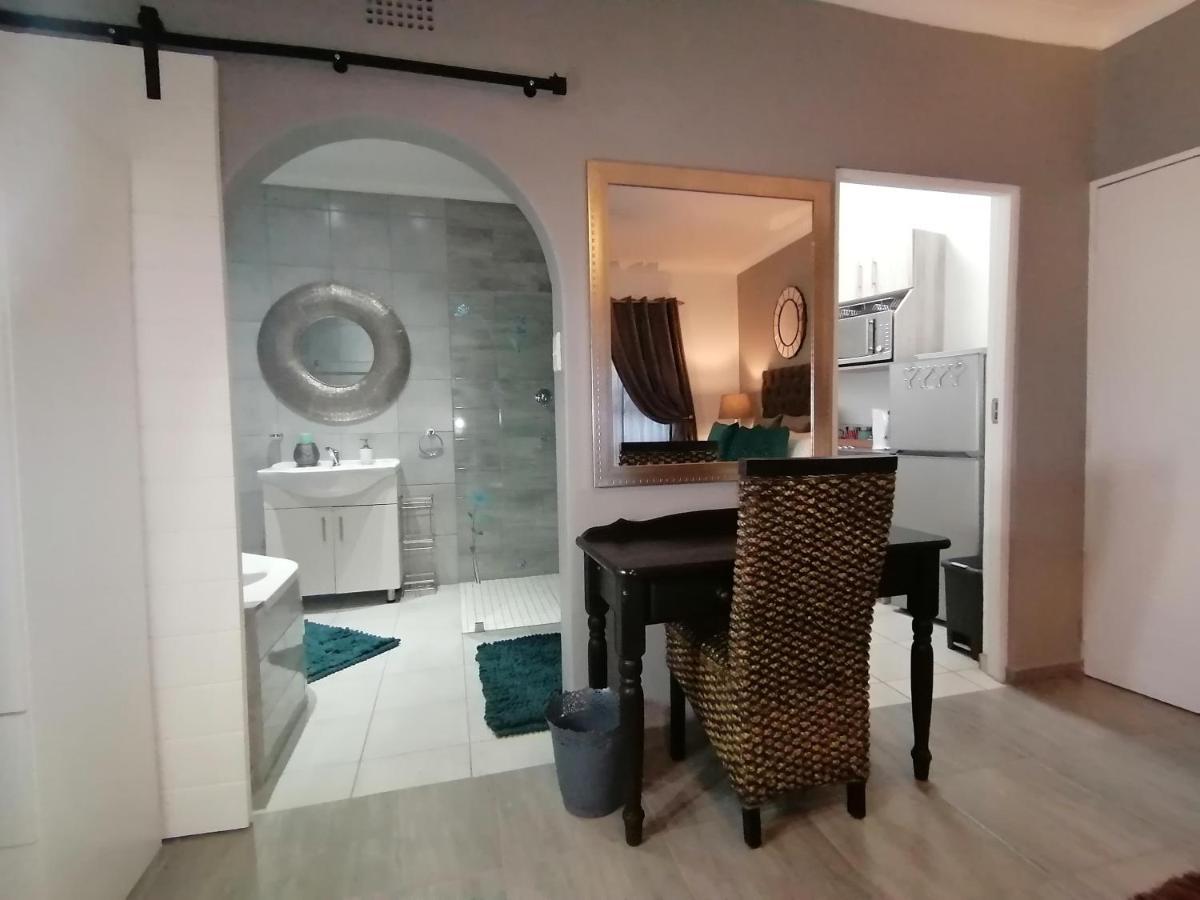 Roxy'S Rest Guest House Vanderbijlpark Esterno foto