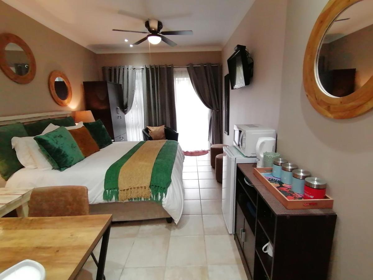 Roxy'S Rest Guest House Vanderbijlpark Esterno foto