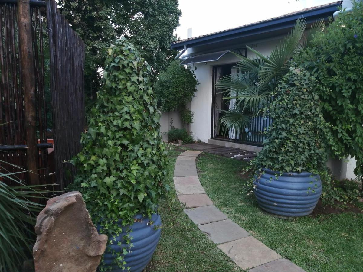Roxy'S Rest Guest House Vanderbijlpark Esterno foto