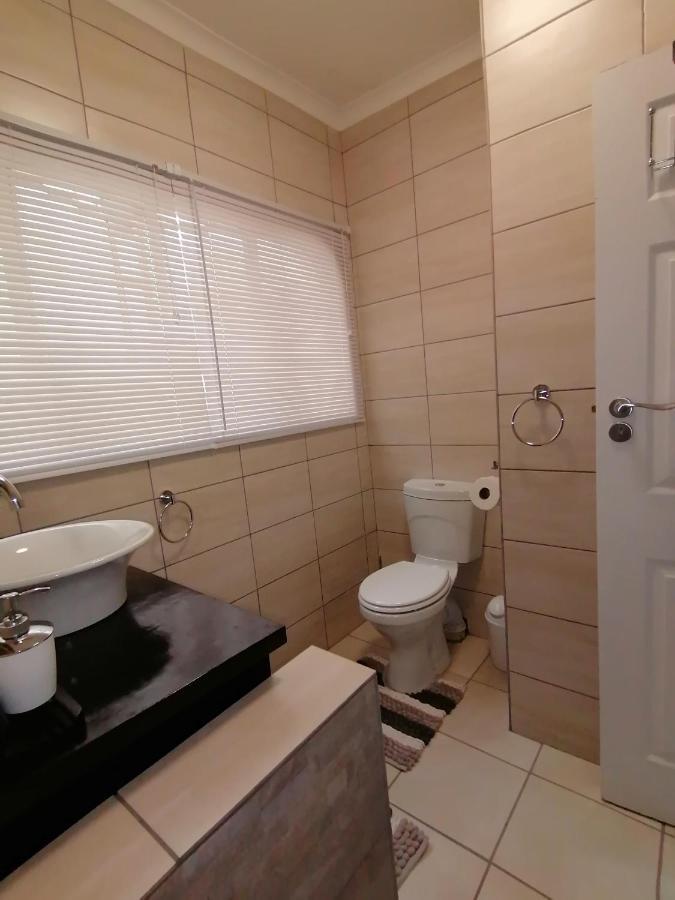Roxy'S Rest Guest House Vanderbijlpark Esterno foto