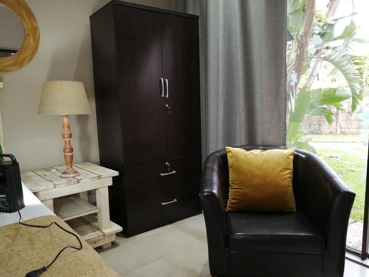 Roxy'S Rest Guest House Vanderbijlpark Esterno foto