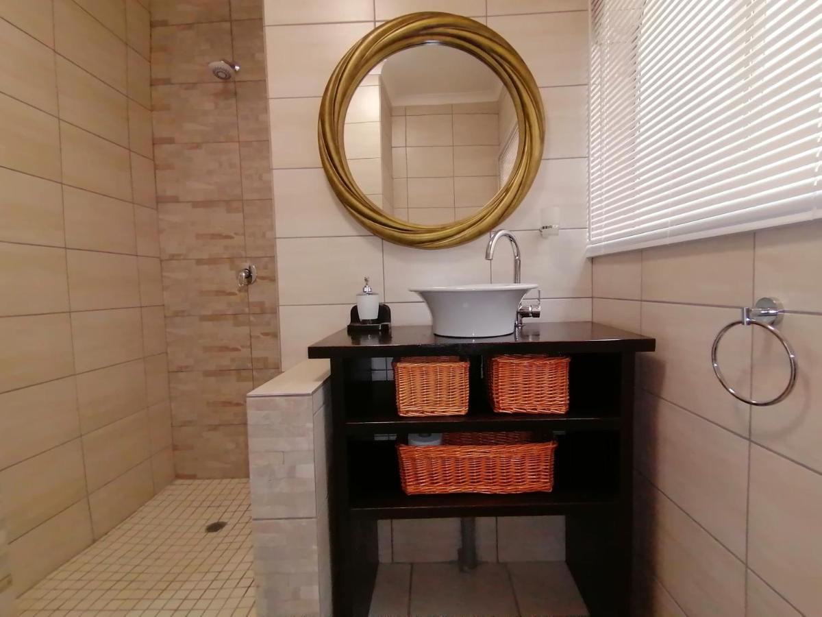 Roxy'S Rest Guest House Vanderbijlpark Esterno foto