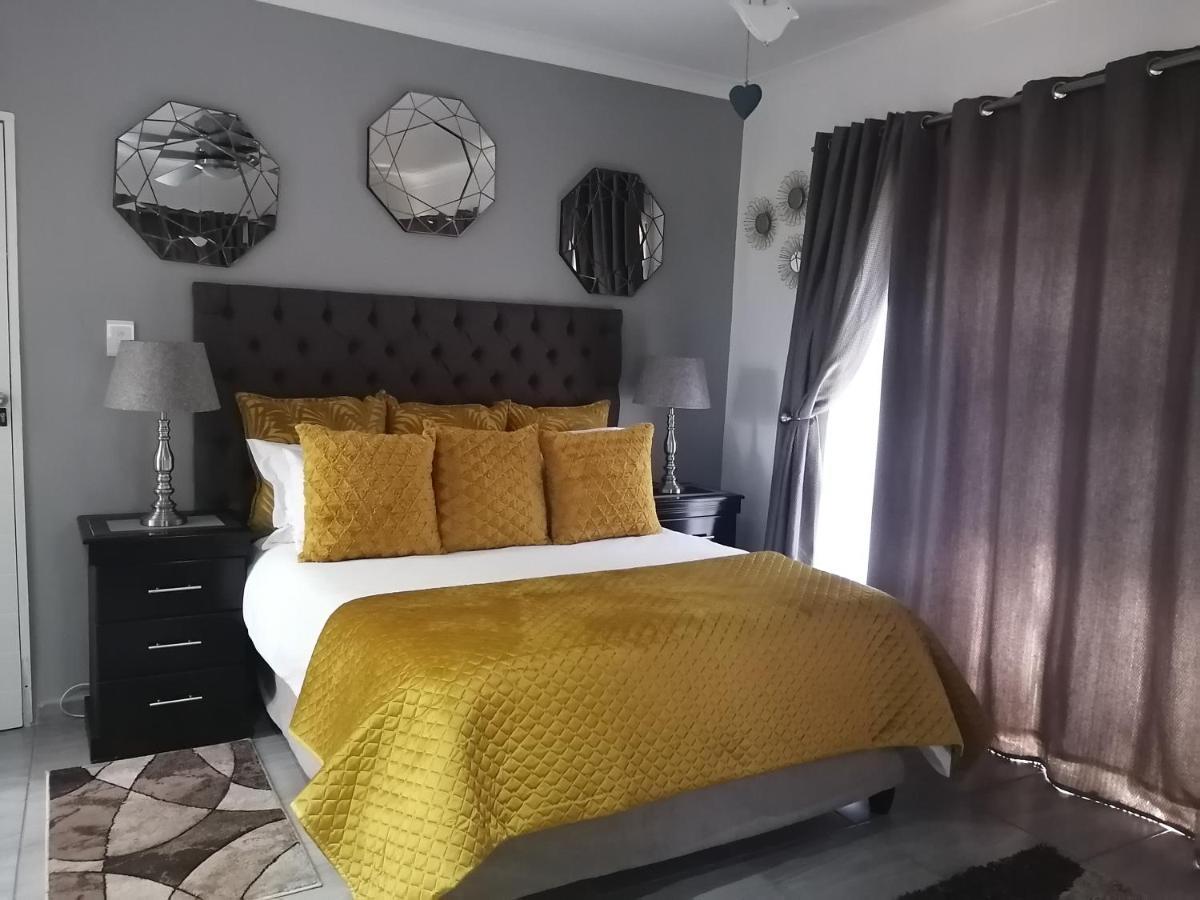 Roxy'S Rest Guest House Vanderbijlpark Esterno foto
