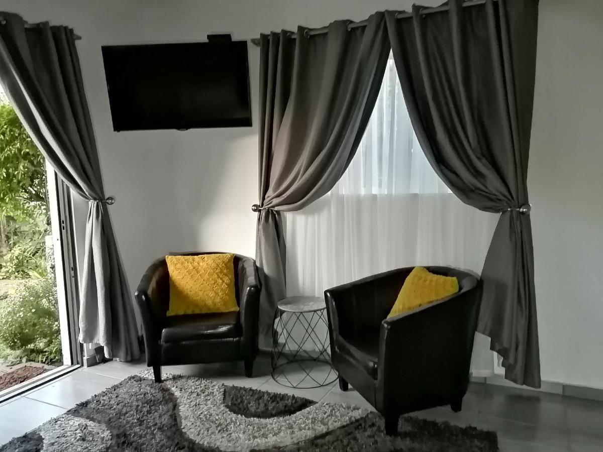 Roxy'S Rest Guest House Vanderbijlpark Esterno foto