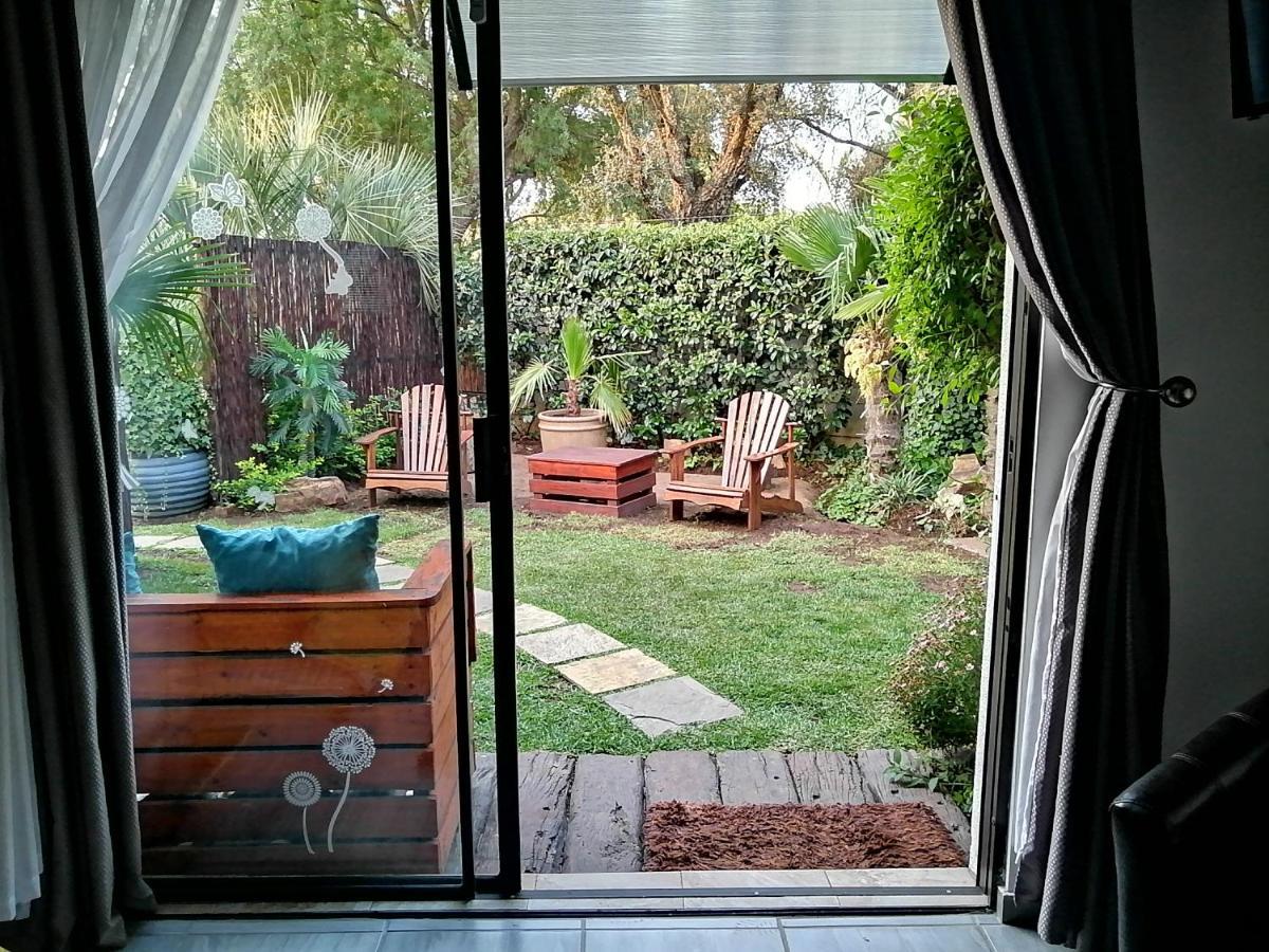 Roxy'S Rest Guest House Vanderbijlpark Esterno foto