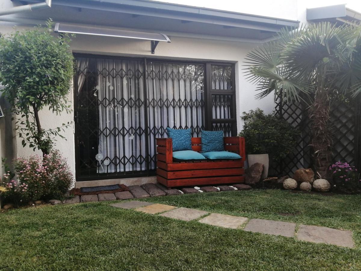 Roxy'S Rest Guest House Vanderbijlpark Esterno foto