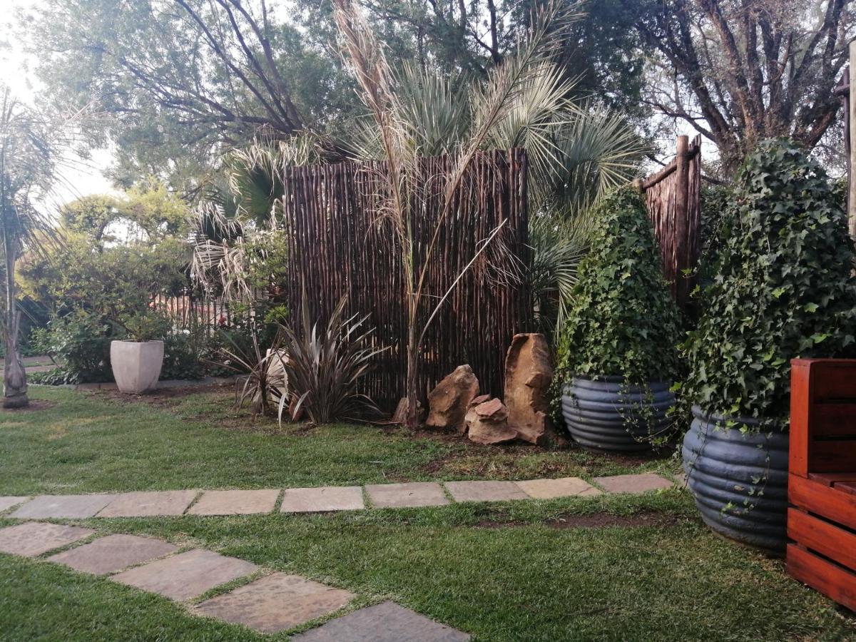 Roxy'S Rest Guest House Vanderbijlpark Esterno foto