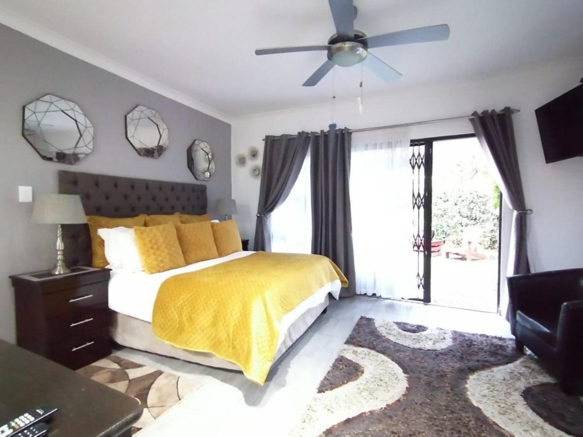 Roxy'S Rest Guest House Vanderbijlpark Esterno foto
