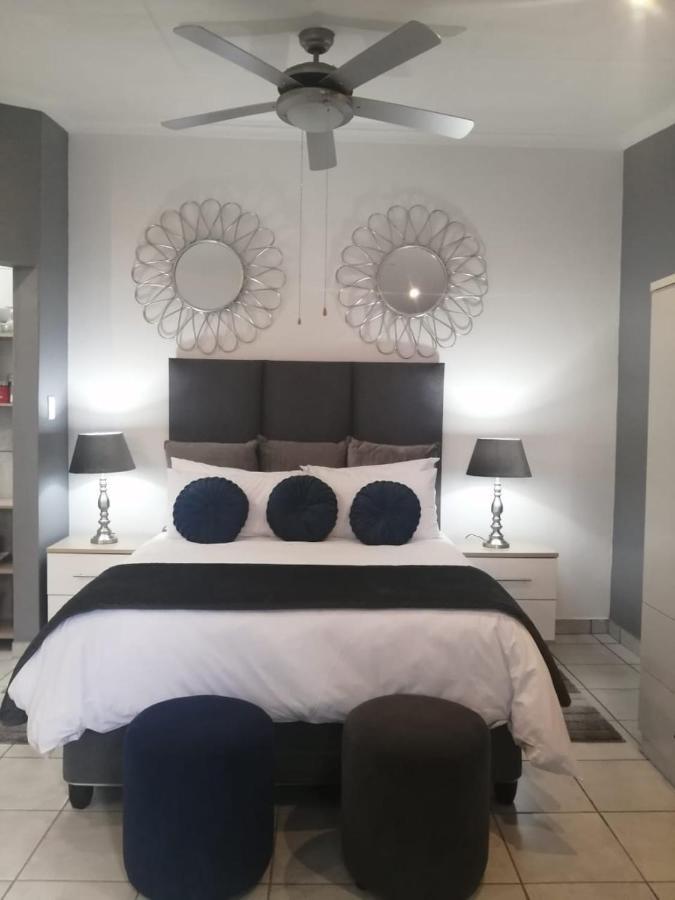 Roxy'S Rest Guest House Vanderbijlpark Esterno foto