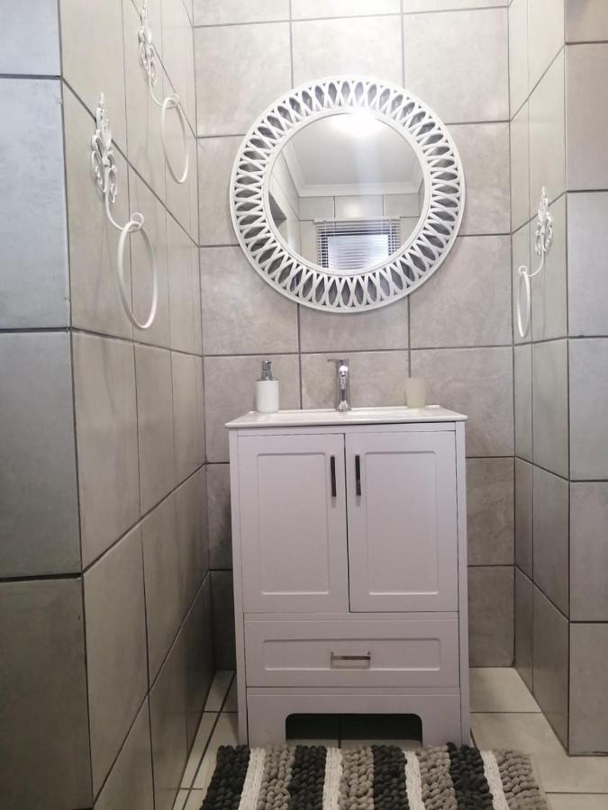 Roxy'S Rest Guest House Vanderbijlpark Esterno foto