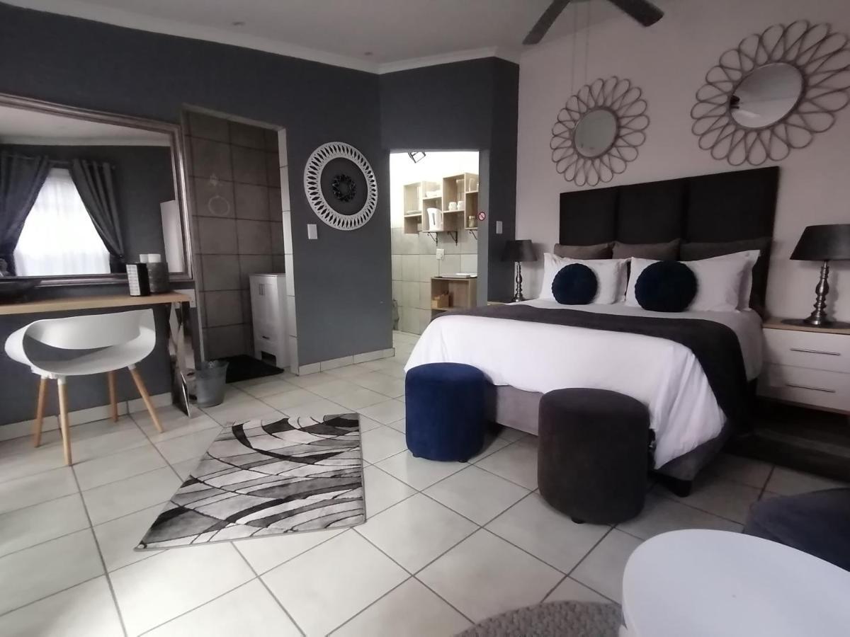Roxy'S Rest Guest House Vanderbijlpark Esterno foto