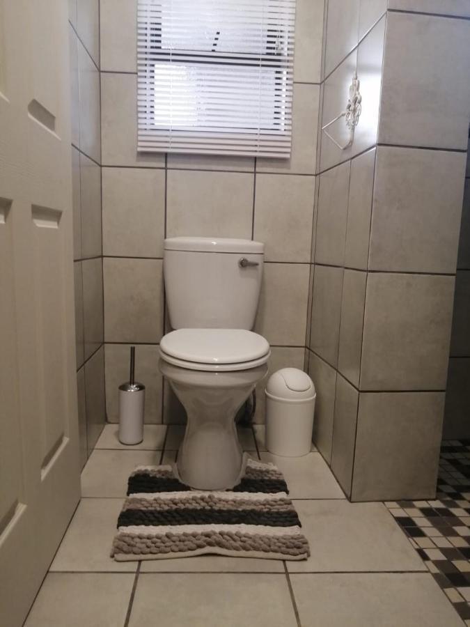 Roxy'S Rest Guest House Vanderbijlpark Esterno foto