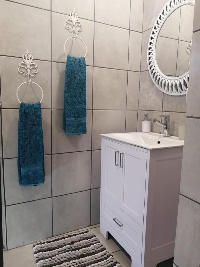 Roxy'S Rest Guest House Vanderbijlpark Esterno foto