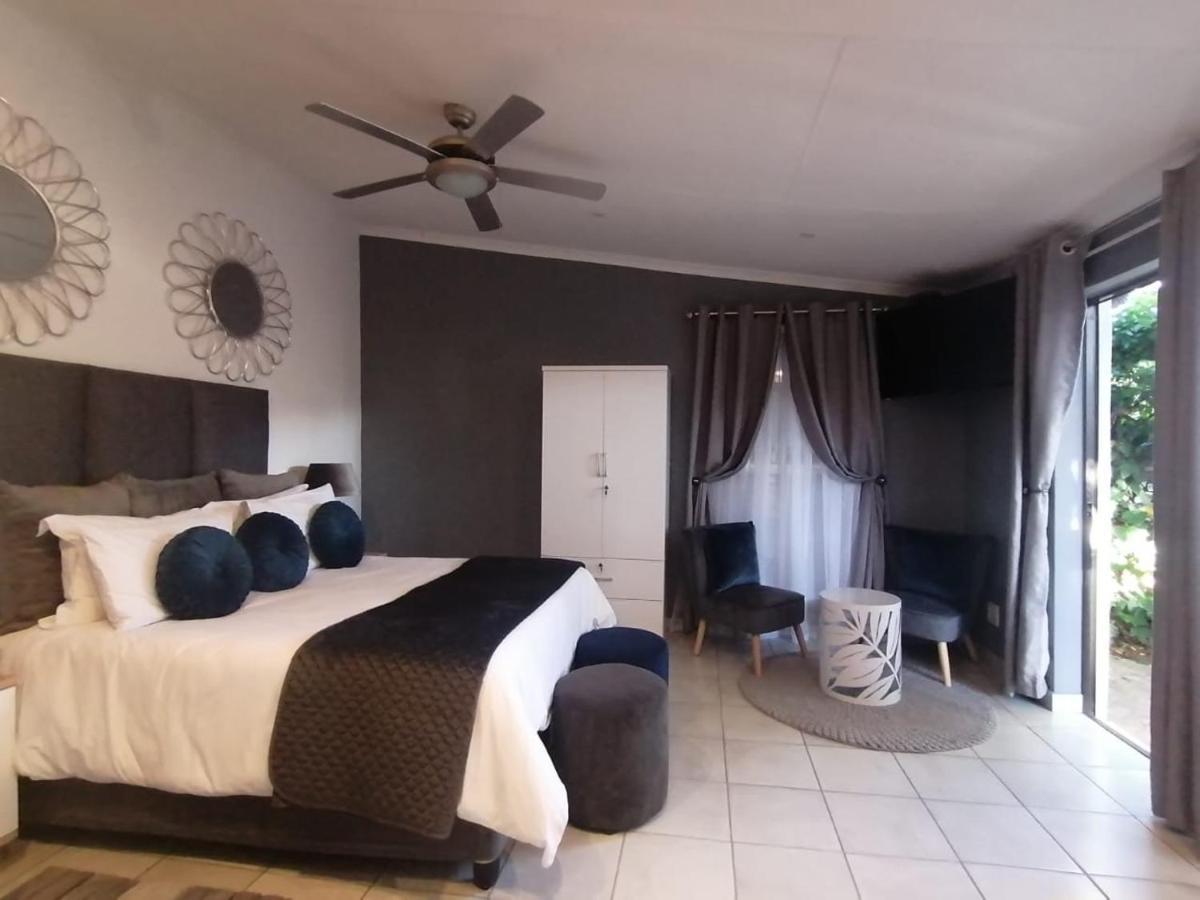 Roxy'S Rest Guest House Vanderbijlpark Esterno foto