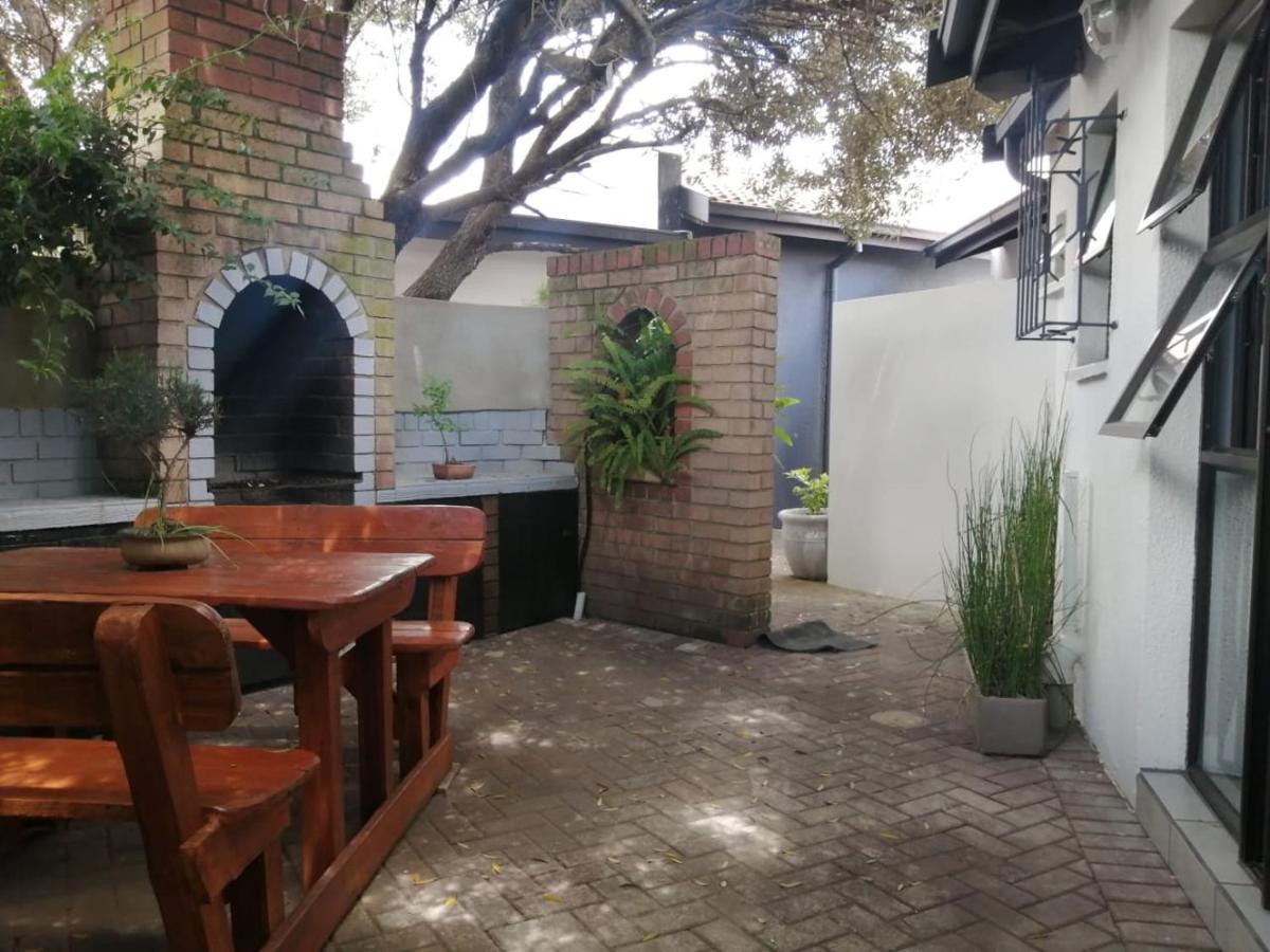 Roxy'S Rest Guest House Vanderbijlpark Esterno foto