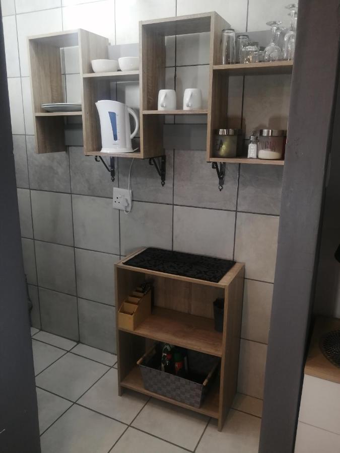 Roxy'S Rest Guest House Vanderbijlpark Esterno foto