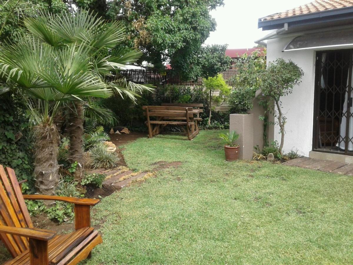 Roxy'S Rest Guest House Vanderbijlpark Esterno foto